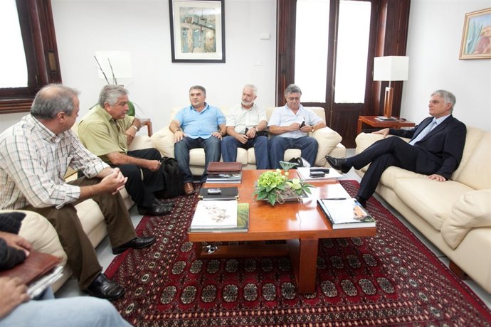 El presidente del Cabildo de Gran Canaria, José Miguel Pérez, recibe a represent