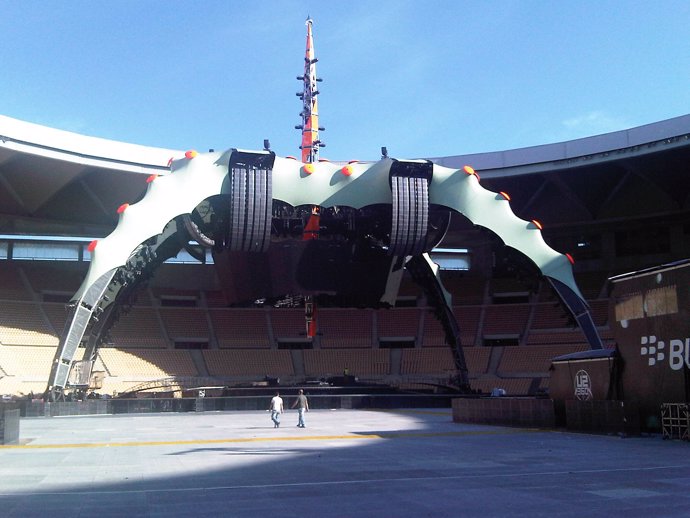 Escenario para el concierto de U2 en el Estadio Olímpico de Sevilla