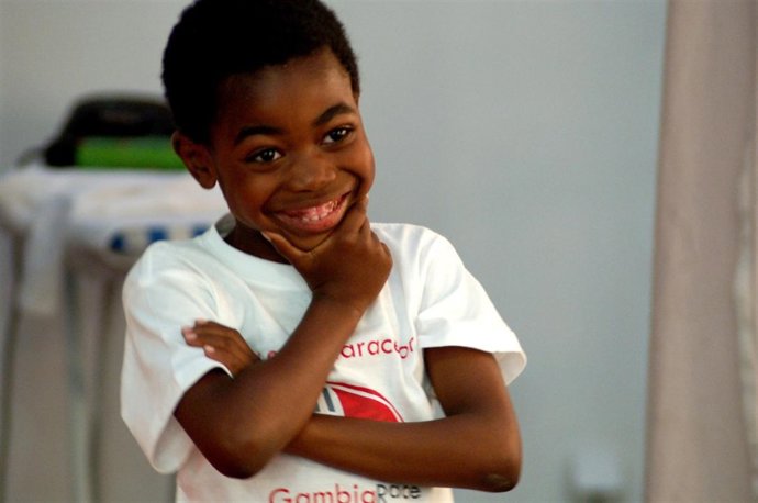 Niño gambiano con la camiseta de la iniciativa.