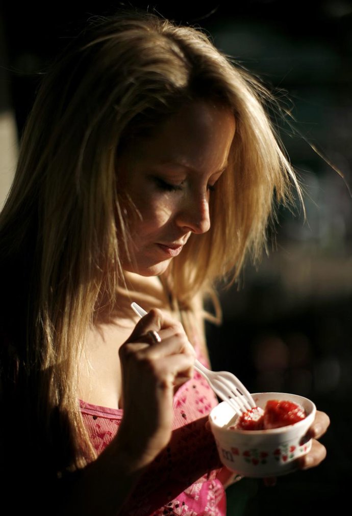 una mujer comiendo