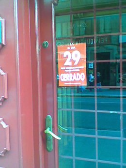 Un comercio cerrado en Santander