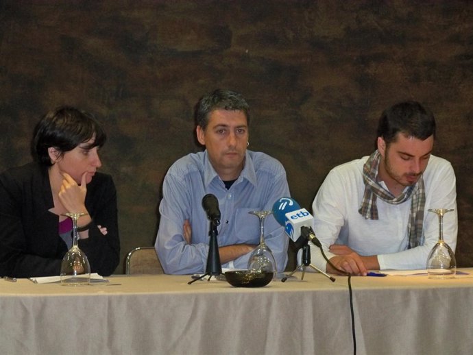 Oskar Matute acompañado de Amaia Agirresarobe y Ander Rodríguez (Alternatiba)