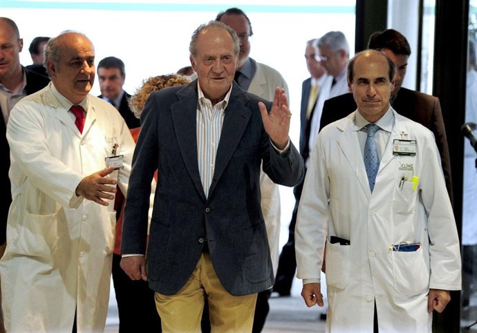 El Rey don Juan Carlos sale del Hospital Clínic