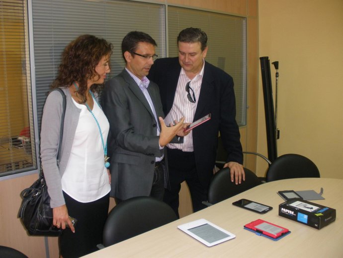 El delegado de Economía, Innovación y Ciencia, Francisco Cuenca,  y el  diretor 