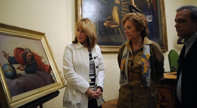 Trini Miró y Carmen Pérez observan una de las piezas restauradas