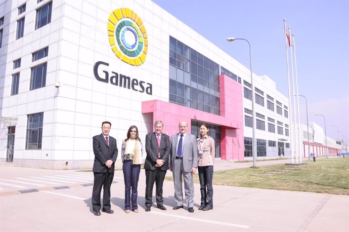 La delegación navarra, ante la planta de Gamesa en China.