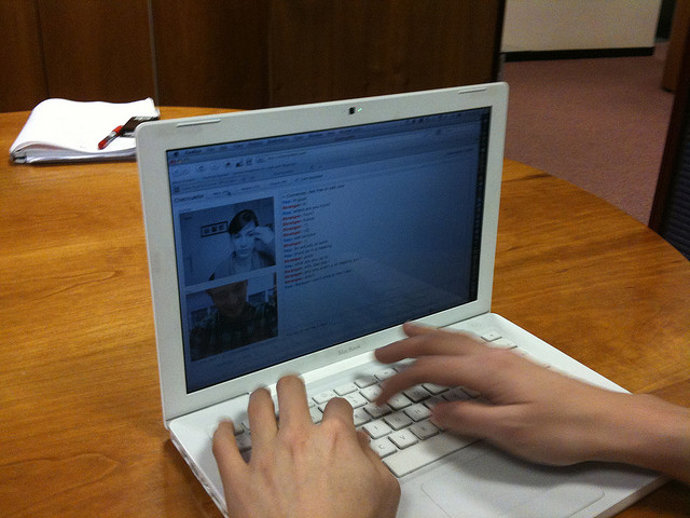 Usuasio utilizando 'Chatroulette'.