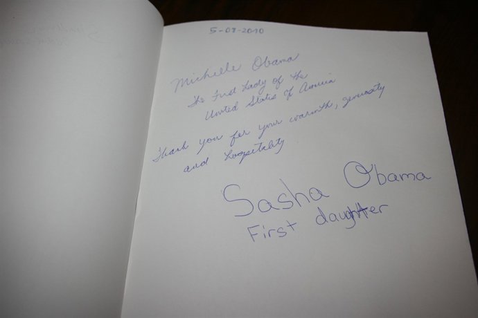 Firma de Michelle Obama en el libro de honor de la Capilla Real