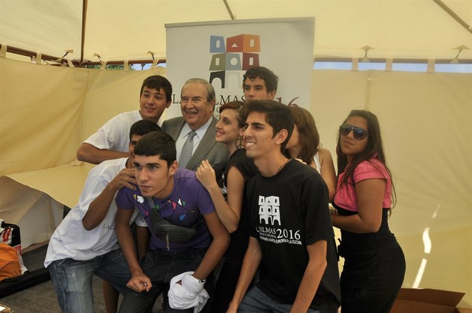 El Alcalde De Las Palmas De Gran Canaria, Jerónimo Saavedra, Junto A Jóvenes Que