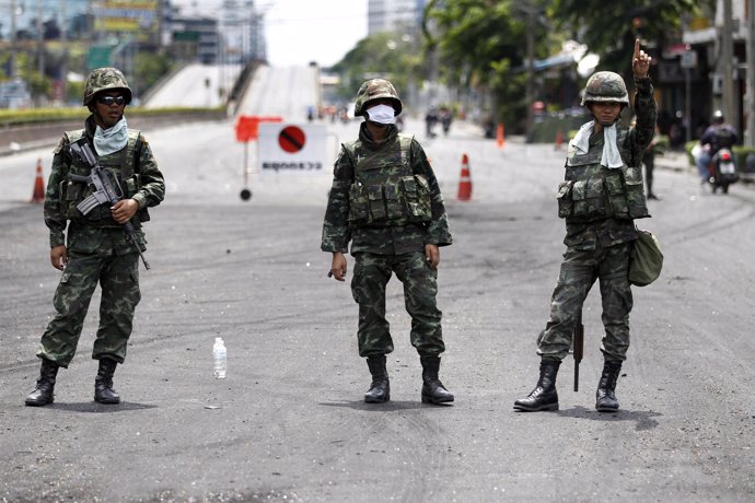 Soldados tailandeses dirigen el tráfico en Bangkok