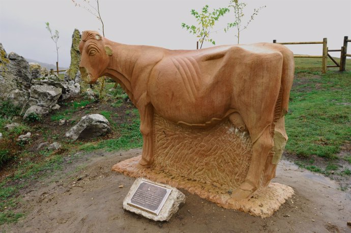 Destrozan el monumento a la vaca en Arredondo