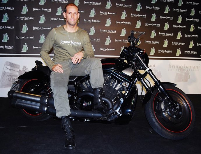 Gonzalo Miró, vestido de soldado, en la presentación del perfume 'Bruno Banani f