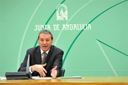 El consejero de Educación, Francisco Álvarez de la Chica, en rueda de prensa