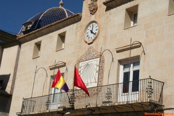 banderas ondean en Ayuntamiento de Novelda