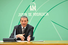 El consejero de Educación, Francisco Álvarez de la Chica, en rueda de prensa