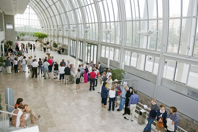 Colas en el hall del Palau 