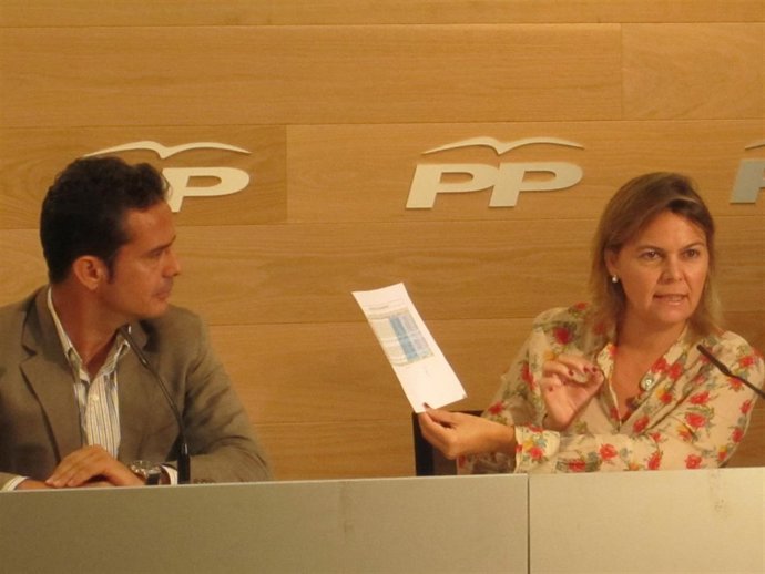 El portavoz del PP, Antoni Fuster, junto a Salom, durante la rueda de prensa.