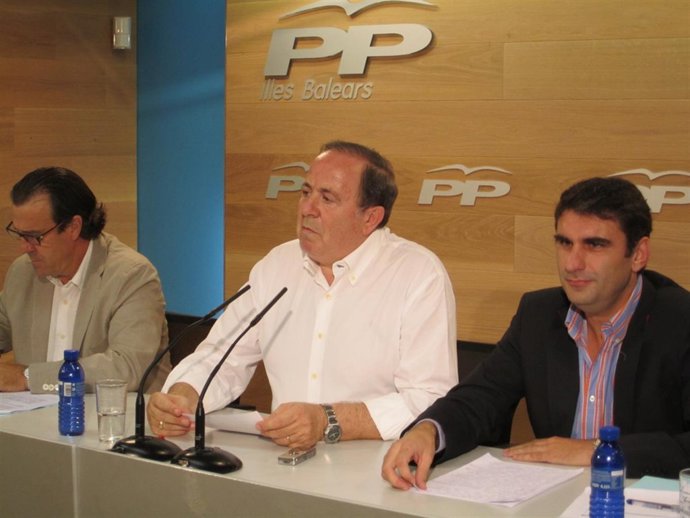 Rodríguez (en el centro), durante la rueda de prensa.