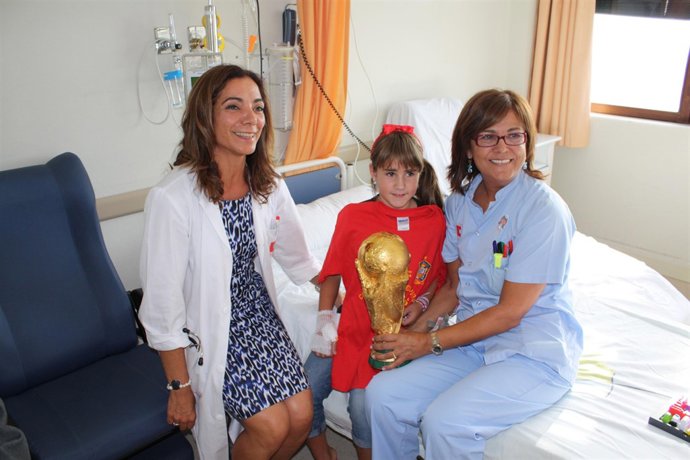 La Copa del Mundo visita a los niños ingresados en Valdecilla