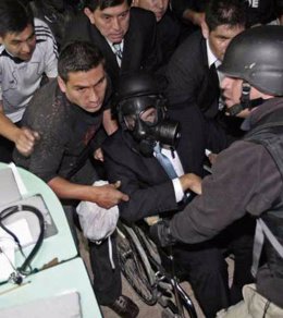 El presidente Rafael Correa tras ser herido por la policía alzada