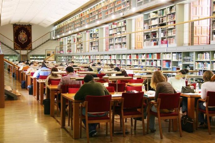 Estudiantes en una biblioteca