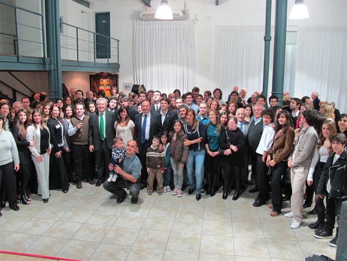 Los jóvenes han escuchado las palabras del presidente riojano en Buenos Aires