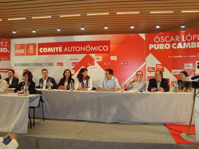 López (centro), durante el Comité Extraordinario del PSCyL.