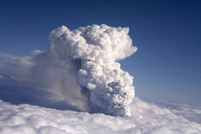 Erupción de un volcán bajo el glaciar Eyjafjallajokull 