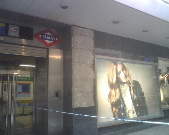 Losetas desprendidas de la fachada de El Corte Inglés de Preciados