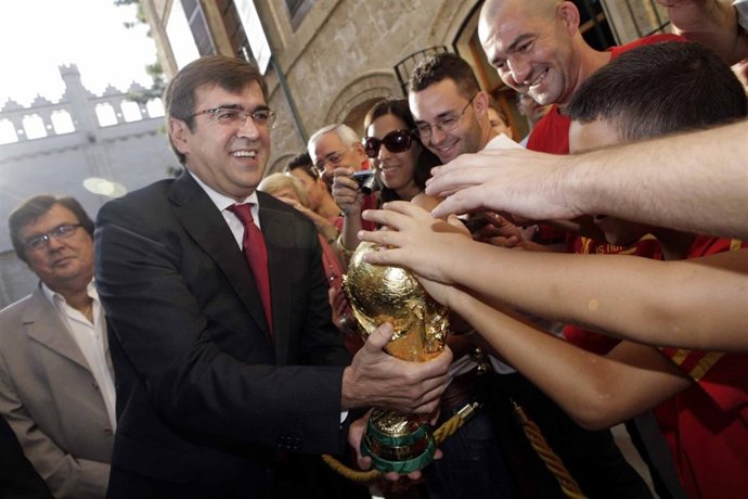 Antich, entre la multitud que quería tocar la Copa