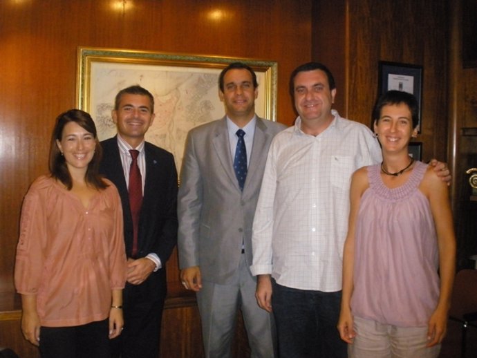 Los concejales con los representantes de la asociación Arrabal