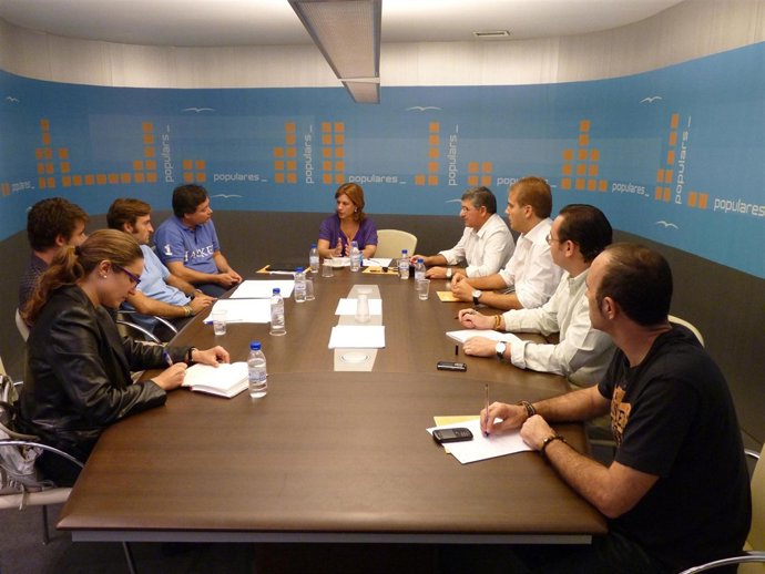 Sánchez de León con miembros del área de Nuevas Tecnologías del PPCV