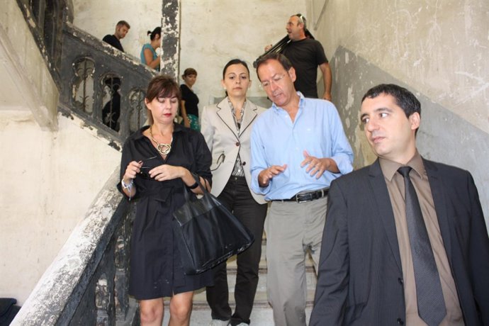 Cruz y Cámara visitando uno de los edificios de Manifiesta 8