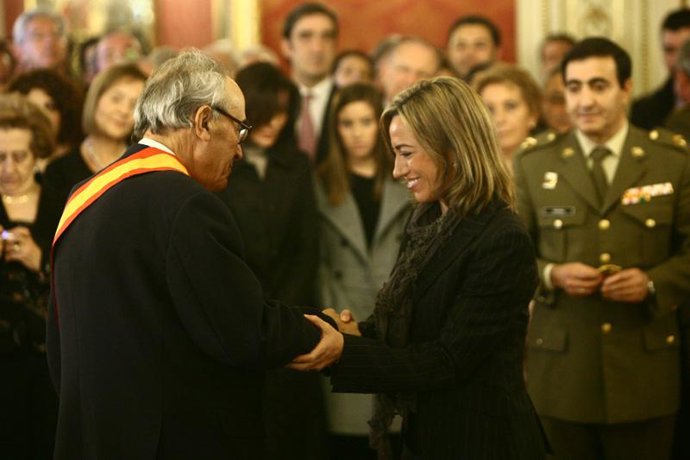 ministra de defensa, carme chacón impone gran cruz del Mérito Naval a Gregorio P