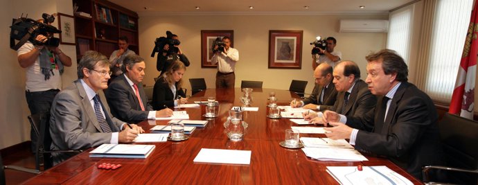 Villanueva y De Santiago-Juárez (d), durante la reunión con el sector de la auto