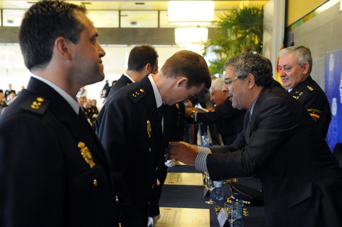 Autoridades entregan las distinciones en el Día de la Policía