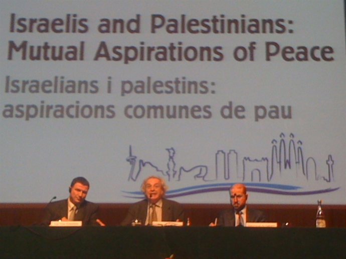 Ministro israelí Yuli Yoel Edelstein a la izquierda y el ministro palestino Mahm