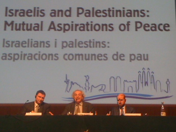 Ministro israelí Yuli Yoel Edelstein a la izquierda y el ministro palestino Mahm