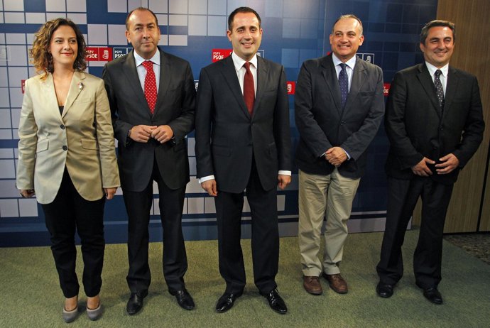 Jorge Alarte posa con los candidatos Elena Martín (Alicante), Alejandro Soler (E