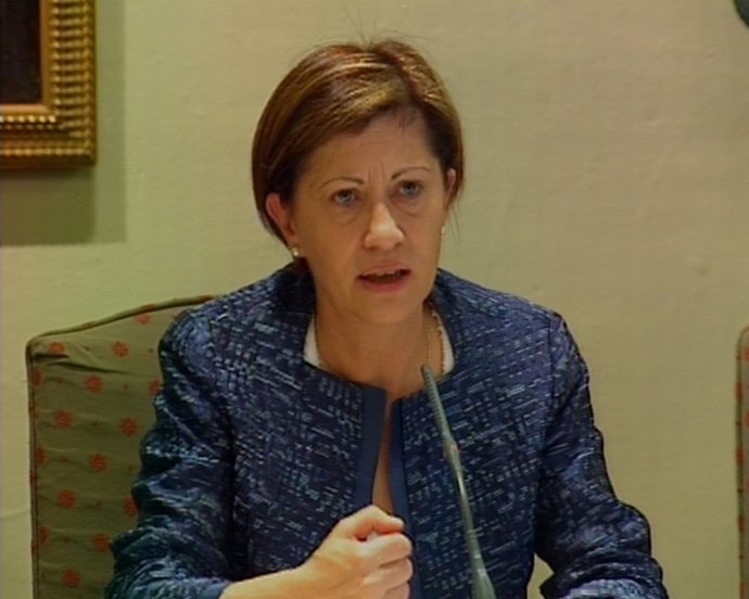 Elena Espinosa considera "absoluatmente coherente" el recorte a su ministerio