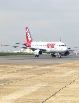 Un avión A319 de la aerolínea brasileña TAM