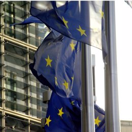 Bandera de la UE y sede de la UE