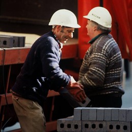 trabajadores construccion ladrillos obreros trabajando