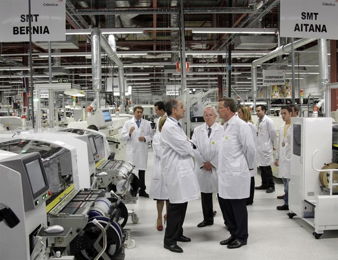 Camps dialoga con Manuel Ruiz durante la visita a Celestica.