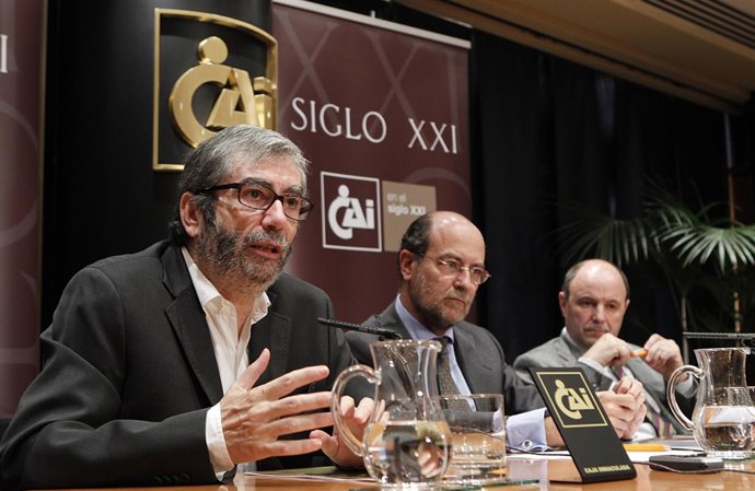 El escritor Antonio Muñoz Molina durante la rueda de prensa en la sede de CAI en