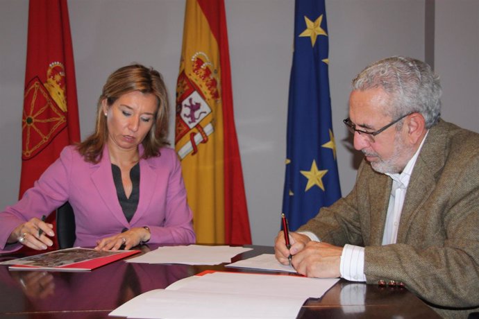 Firma del convenio para la construcción de una glorieta en Viana. 