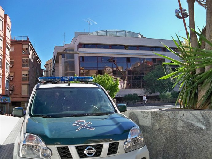 Un coche de la Guardia Civil, a las puertas de la Gerencia de Urbanismo del Ayun
