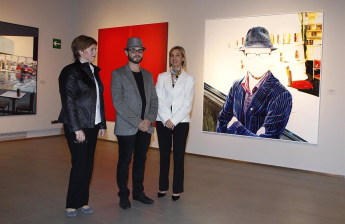 Javier Joven, Teresa Fernández y Rosario Añaños en la exposición del III Premio 