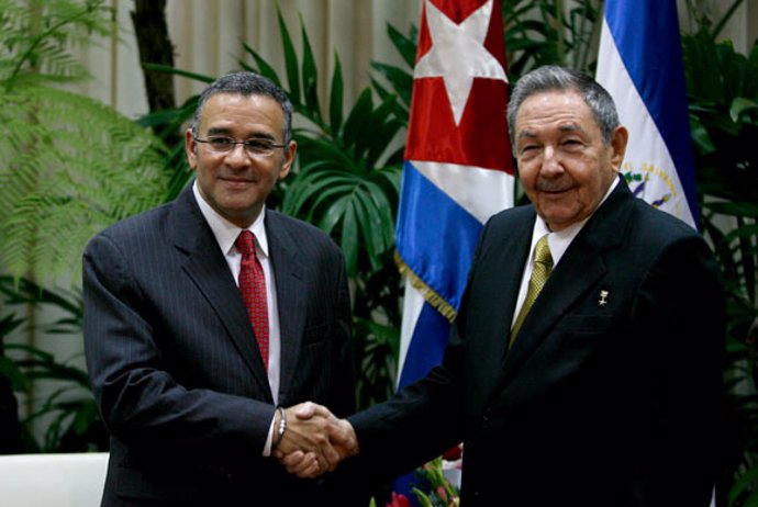 El presidente de El Salvador, Mauricio Funes, y su homólogo cubano, Raúl Castro.