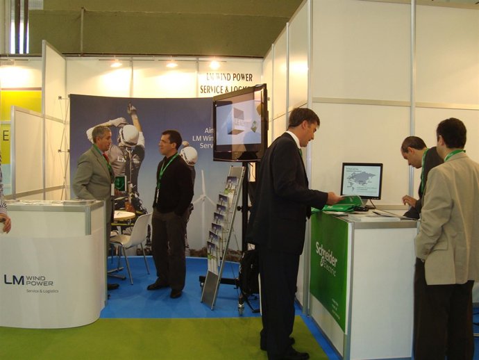 Varios asistentes en la feria Mantene-er.